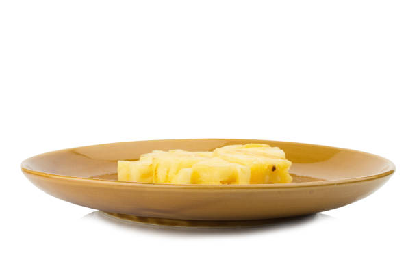白い背景で隔離の皿パイナップル ピース - パイナップルセージ ストックフォトと画像