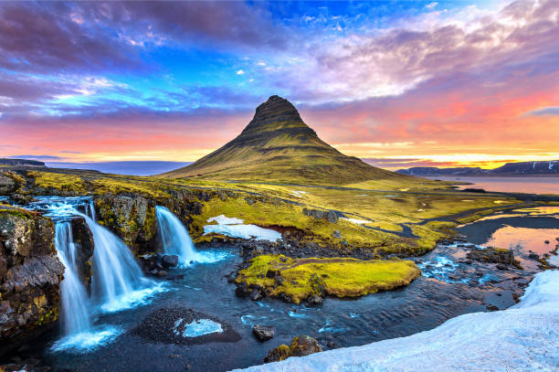 kirkjufell all'alba in islanda. bellissimo paesaggio. - waterfall summer outdoors river foto e immagini stock