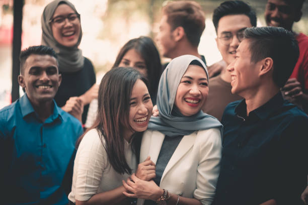 un grupo de jóvenes recogiendo - asia sudoriental fotografías e imágenes de stock