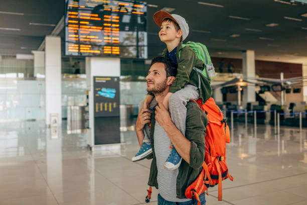 oczekiwanie na lot - airport tourist airport lounge young men zdjęcia i obrazy z banku zdjęć