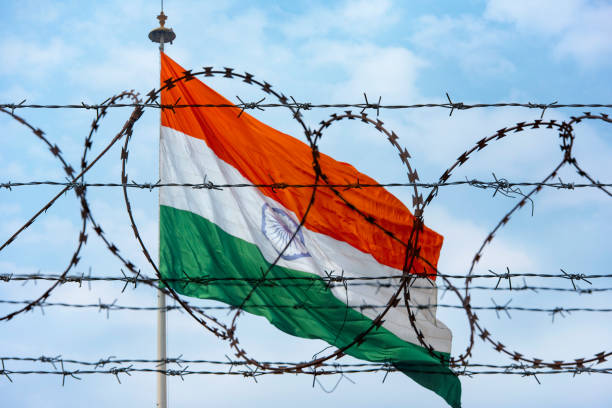 alambre de púas de la frontera con la india y la bandera de india - war globe symbols of peace weapon fotografías e imágenes de stock