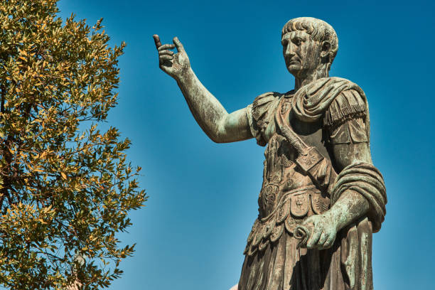 roma, statua in bronzo dell'imperatore cesare nervae traiano, foro di cesare nervae traiano sullo sfondo - forum of nerva foto e immagini stock
