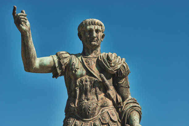рим, бронзовая статуя императора цезаря нерва траяна, форум цезаря нерва траяна на заднем плане - julius caesar стоковые фото и изображения