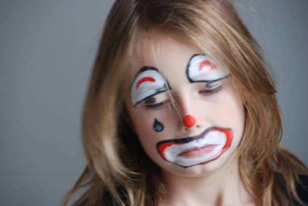 bambina triste clown faccia vernice - clown mime sadness depression foto e immagini stock