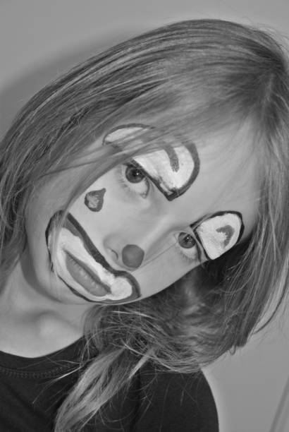 bambina triste clown faccia vernice - clown mime sadness depression foto e immagini stock