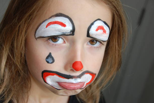 kleines mädchen traurige clown gesicht malen - clown mime sadness depression stock-fotos und bilder