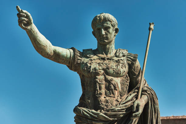 рим, бронзовая статуя императора цезаря августа, форум августа на заднем плане - julius caesar стоковые фото и изображения