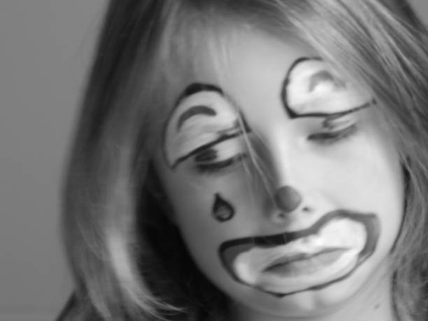 bambina triste clown faccia vernice - clown mime sadness depression foto e immagini stock