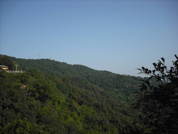 istock Autumn - Ridge line between the mountain and the sky 959994250