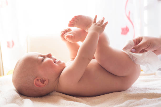 viiiiele reinigung babyhaut mit feuchttücher - freshness human hand mother family stock-fotos und bilder