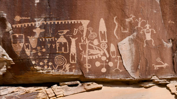 petroglify z panelu petroglif kohta circus - cave painting prehistoric art north american tribal culture nevada zdjęcia i obrazy z banku zdjęć
