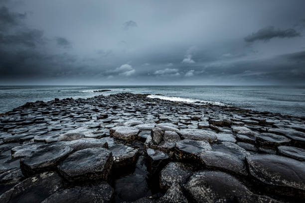 гиганты causeway, северная ирландия - volcanic stone стоковые фото и изображения