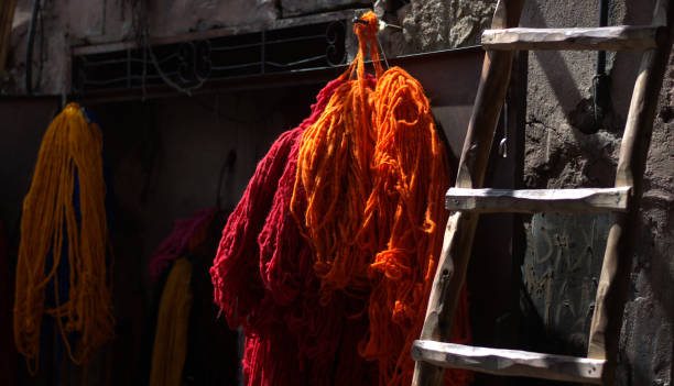 tessuti colorati posti al sole per asciugare - jordan amman market people foto e immagini stock