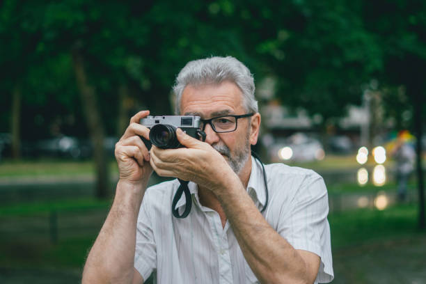 istock Senior photographer 960012394