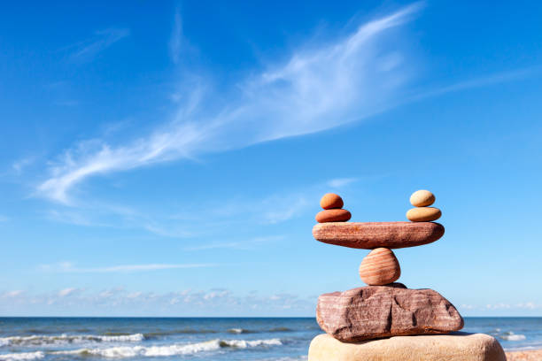 concetto di equilibrio e armonia della vita. bilancia le pietre contro il mare. - perfection nature balance stone foto e immagini stock