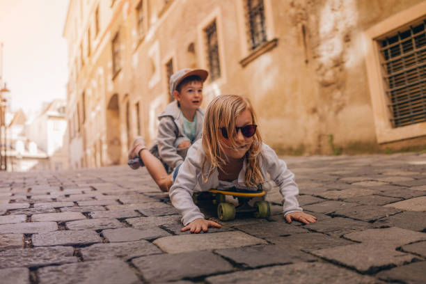 istock Skateboarding down the city streets 960020954