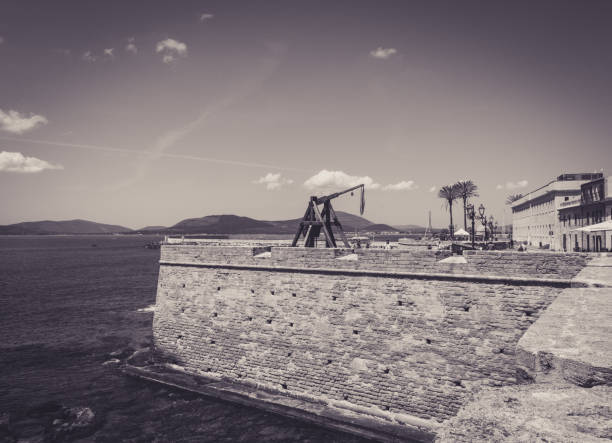 ancient catapult on the ramparts of alghero - slingshot weapon medieval siege imagens e fotografias de stock