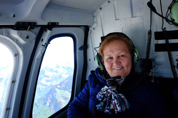 ヘリコプター遊覧飛行で年配の女性 - swiss culture european alps mountain eiger ストックフォトと画像