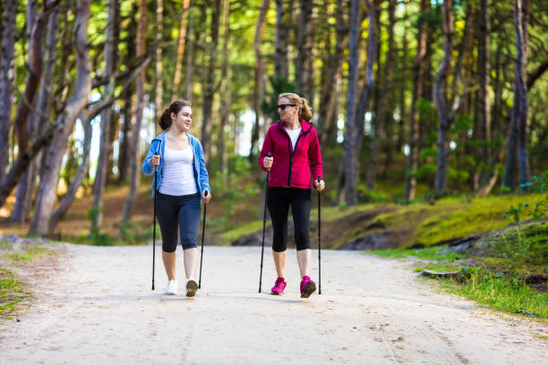 歩いて 2 つの女性 - nordic walking walking relaxation exercise women ストックフォトと画像