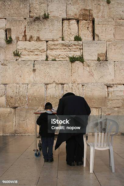 The Ściana Płaczu Jerusalem - zdjęcia stockowe i więcej obrazów Rabin - Rabin, Modlić się, Biblia