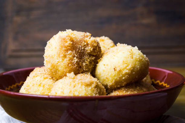 albóndigas de miga de pan en un recipiente - stuffing bread bowl crumb fotografías e imágenes de stock