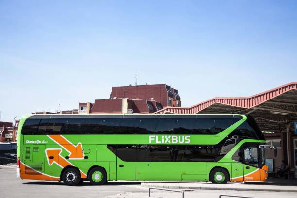 autobus flixbus pronto per la partenza nella stazione degli autobus di vukovar. flixbus è un marchio tedesco che offre un servizio di autobus interurbani a basso costo in tutta europa - coach bus bus transportation travel foto e immagini stock