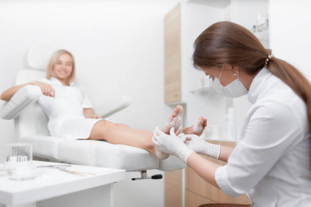 doctora de podólogo hacer procedimiento de masaje y peeling - podiatrist customer service beauty spa fotografías e imágenes de stock