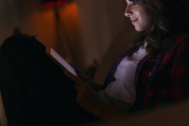 istock Woman surfing the net 960058956