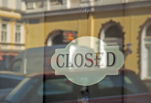 cartello chiuso sulla porta - closed sign hanging string foto e immagini stock