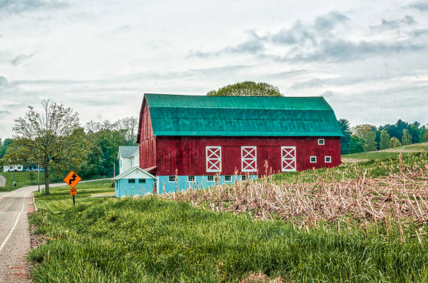 stodoła na ohio road, dover, ohio - farm barn landscape ohio zdjęcia i obrazy z banku zdjęć