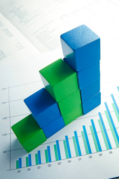 green and blue blocks on top of bar graph with same color scheme - green report business bar graph imagens e fotografias de stock