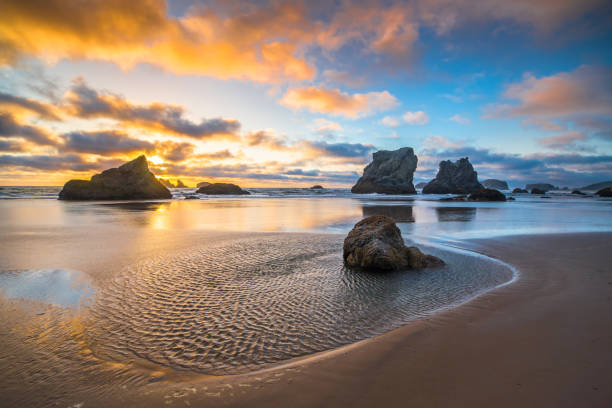 spectaculaire paysage coucher de soleil à bandon beach, oregon - oregon beach photos et images de collection