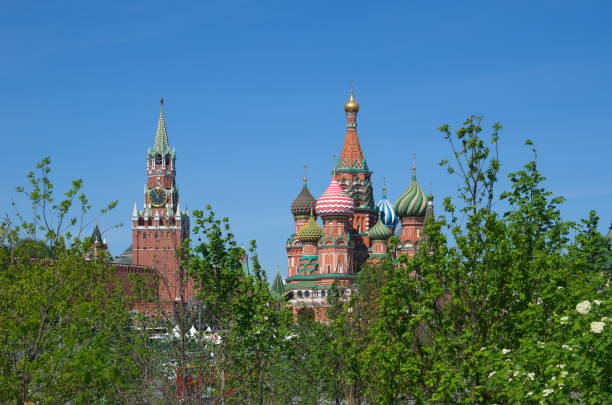 pokrovsky kathedrale und die spasskaja-turm in moskau, russland - cathedral russian orthodox clear sky tourism stock-fotos und bilder