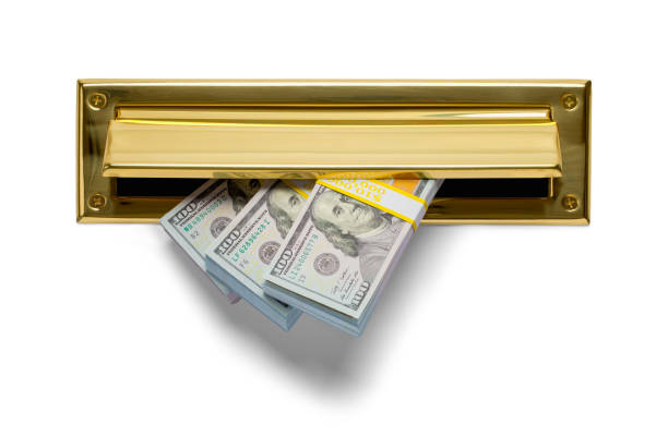 istock Money in Mail Slot 960134380