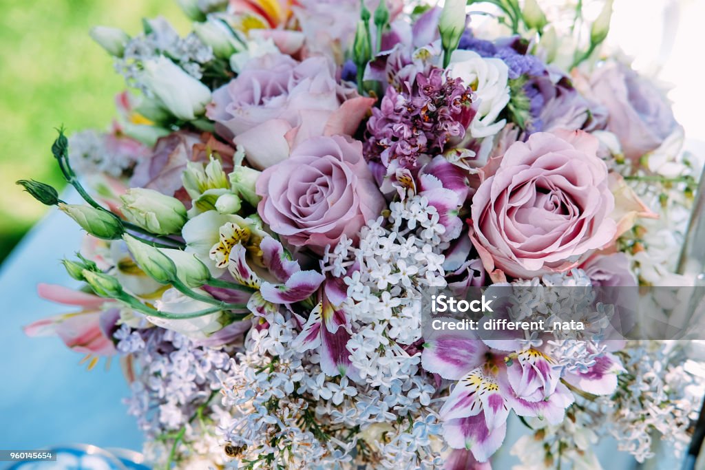 Foto de Bouquet De Noiva Do Casamento Feita De Flores Lilás Brancas Eustoma  Rosas Lavanda E Tiger Lily e mais fotos de stock de Botânica - Assunto -  iStock