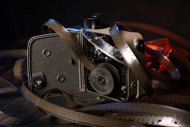 古いフィルムとテーブルの上のビンテージ カメラの内部 - director film industry camera old fashioned ストックフォトと画像