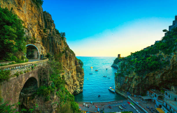 baia sulla spiaggia di furore in costiera amalfitana, vista panoramica. italia - salerno foto e immagini stock