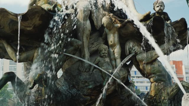Tilt shot: The Neptune Fountain in the center of Berlin