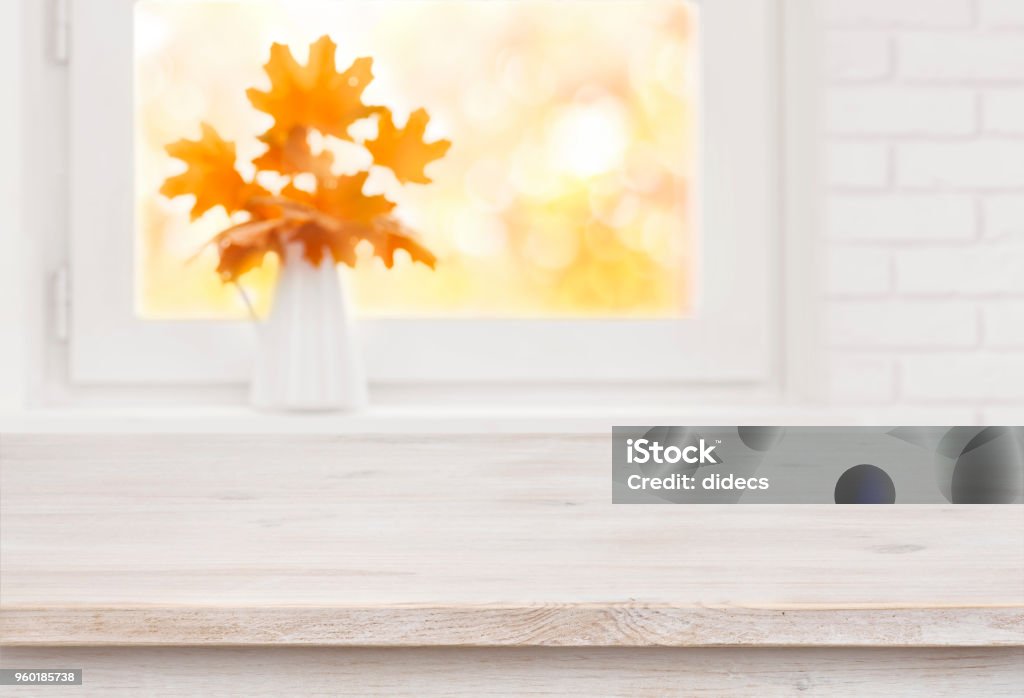 Blanqueado de mesa de madera en el fondo de la repisa otoño blanco de - Foto de stock de Otoño libre de derechos