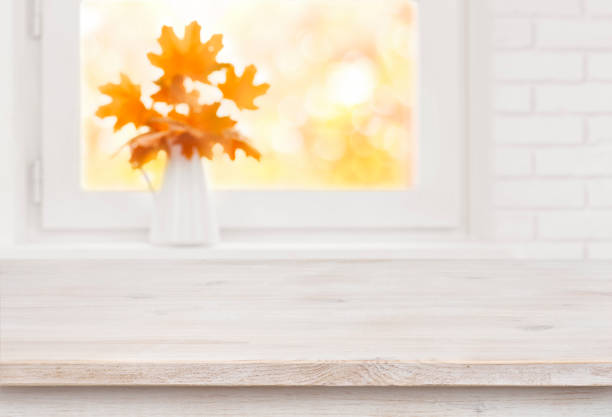 bielony drewniany stół na tle białego jesiennego parapetu - season yellow copy space autumn zdjęcia i obrazy z banku zdjęć