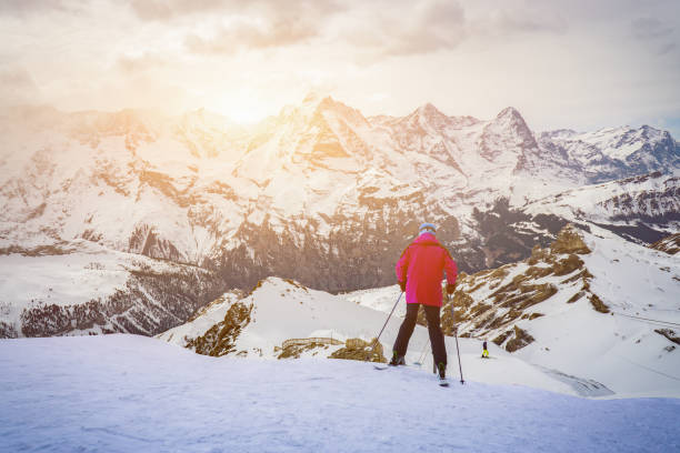 skieur en ski alpin en haute montagne contre couleur soleil, vintage - mountain biking colorado action cycling photos et images de collection