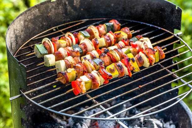 verduras especiadas y brochetas de carne a la parrilla sobre las brasas en parrilla, comida parrilla al aire libre en verano - grilled broiling outdoors horizontal fotografías e imágenes de stock