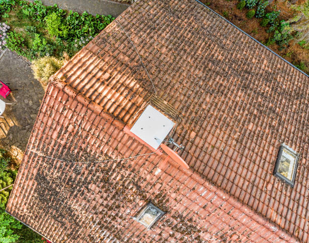sobrevuelo de la azotea de una casa unifamiliar para comprobar el estado de tejas, vista aérea - roof repairing roofer chimney fotografías e imágenes de stock