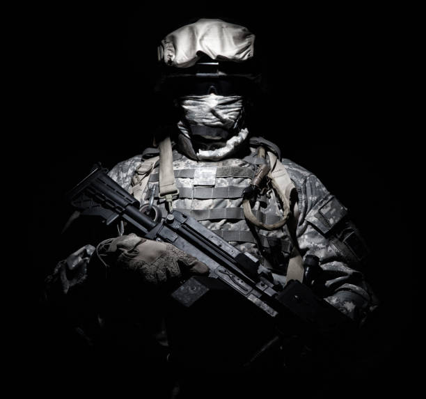 istock Infantry with machine gun standing in darkness 960204648