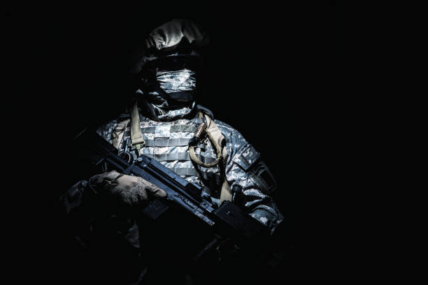 istock Infantry with machine gun standing in darkness 960204776