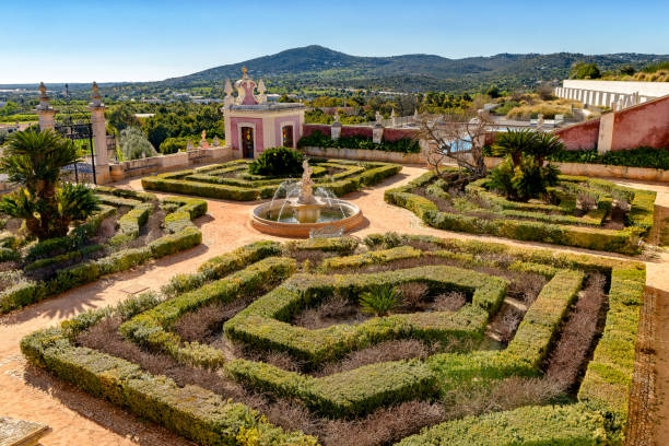 jardins do palácio de estoi, um edifício histórico que agora é um hotel de luxo. - 3381 - fotografias e filmes do acervo