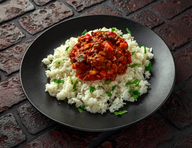 carne macinata fatta in casa e casseruola di verdure servita con riso su piatto nero - curry sauces foto e immagini stock