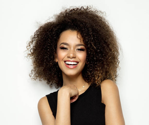 白で隔離笑顔の若い黒人女性の肖像画 - isolated on white young adult beautiful people curly hair ストックフォトと画像