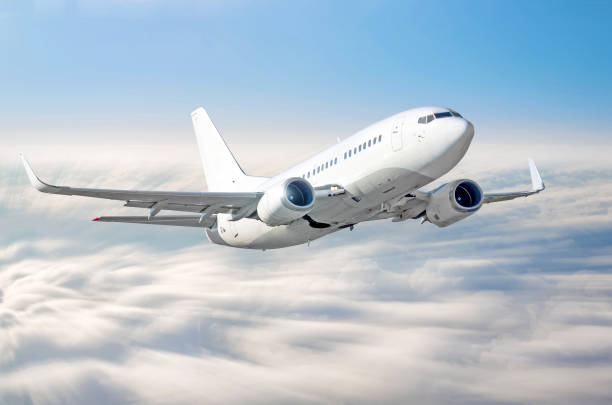 la salita dell'aereo guadagna quota alla velocità in movimento sfocando sopra le nuvole del cielo l'altezza del viaggio di volo. - airplane cockpit taking off pilot foto e immagini stock