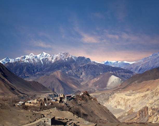 jarkot village de mustang district, annapurna, nepal - nepal fotografías e imágenes de stock